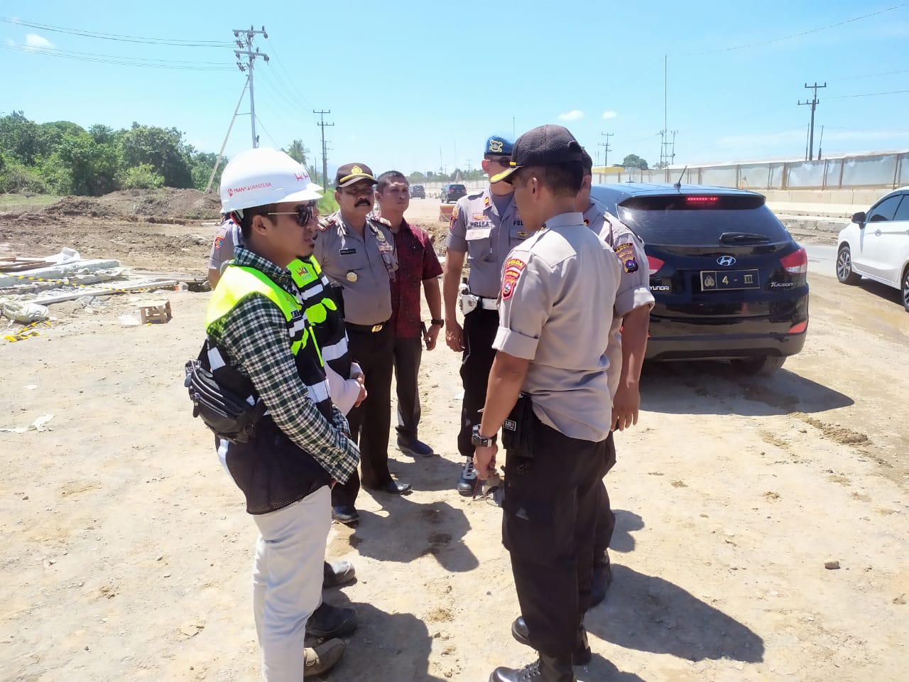 Kepala Kepolisian Daerah (Kapolda) Sumatra Barat (Sumbar) Irjen Toni Harmanto meninjau proyek pembangunan Tol Padang-Pekanbaru