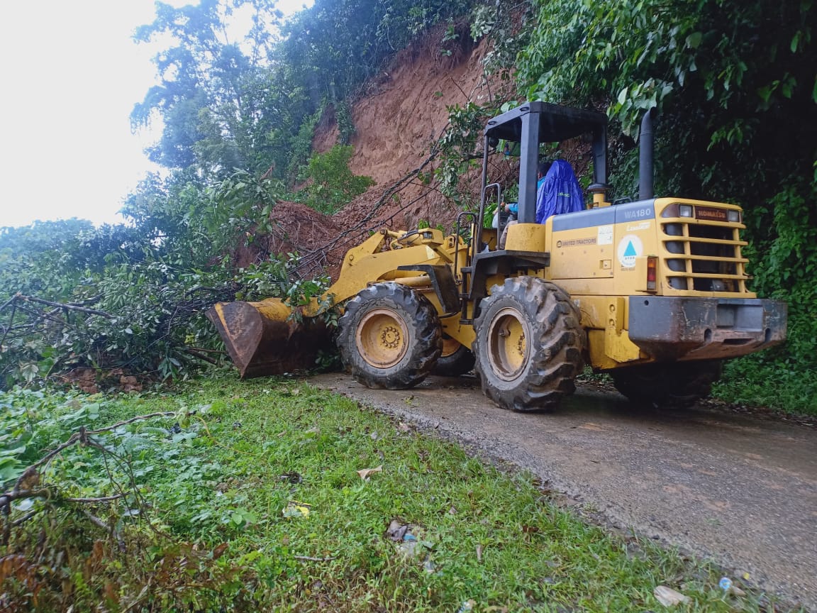 Petugas BPBD membersihkan material longsor di Bukit Nila, Ranah Pantai Cermin, Kabupaten Solok Selatan. (Foto: BPBD Solok Selatan)