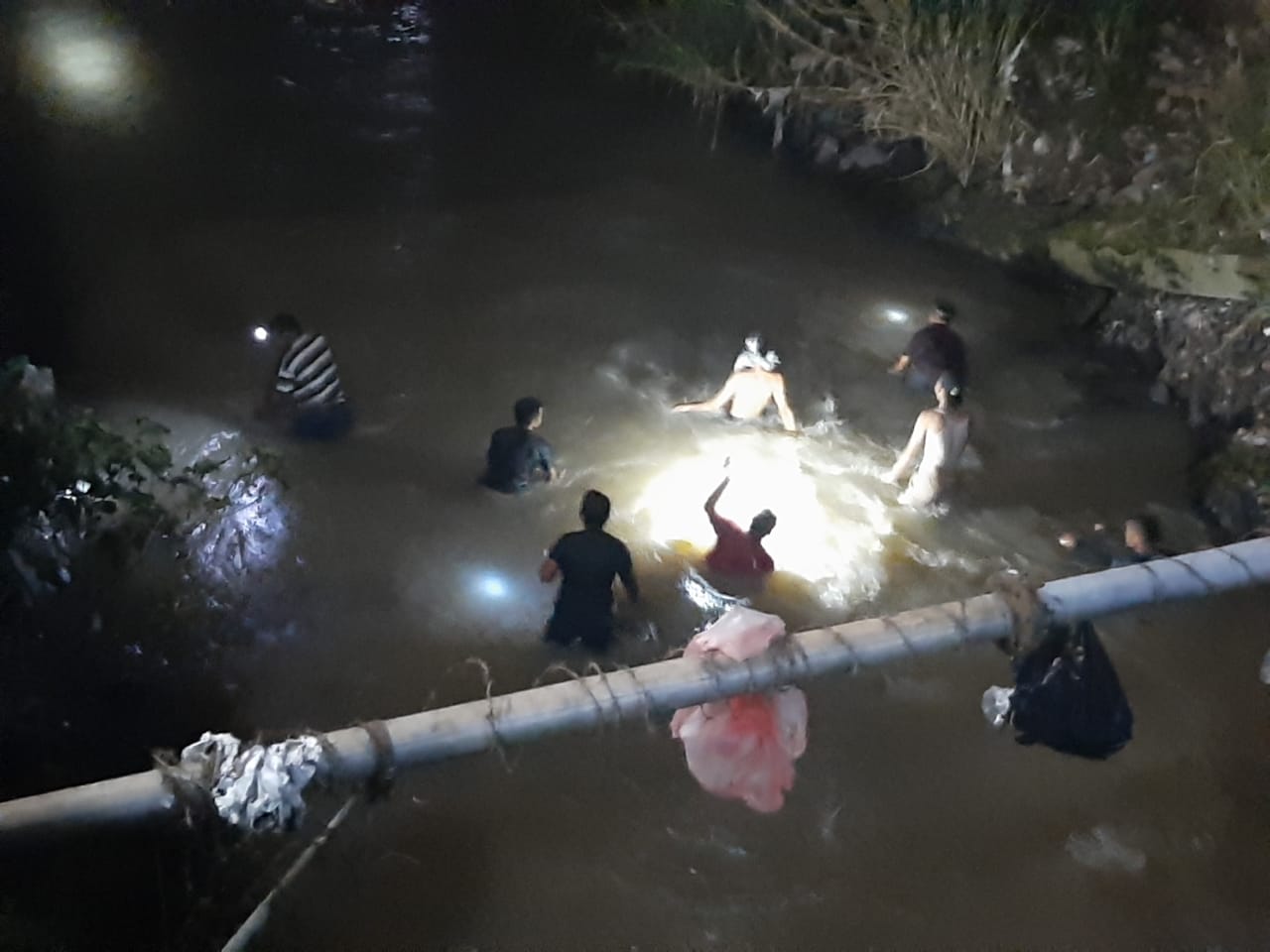 Pencarian korban hanyut dfi Batang Lembang Kabupaten Solok