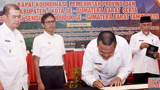 Gubernur Sumbar Tanda Tangani Kesepakatan dengan Bupati dan Wali Kota