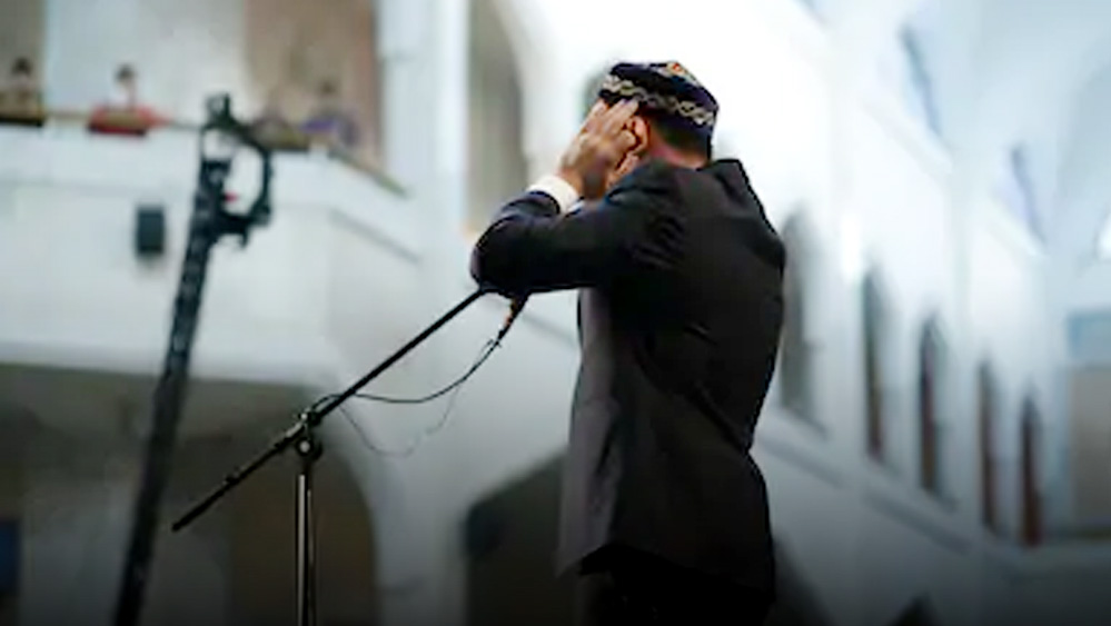 Suara Azan dan Isak Tangis Muazin di Masjid Bukittinggi Saat Wabah Corona