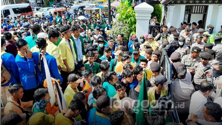 Ratusan mahasiswa di Sumbar menggelar demonstrasi ke DPRD Sumbar. (Foto: Rahmadi)