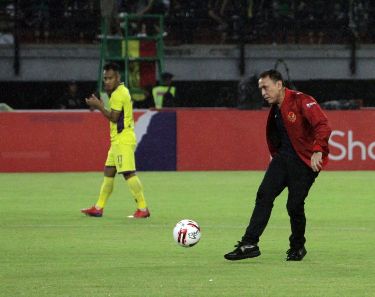 Ketua PSSI Mochammad Iriawan menendang bola tanda dimulainya Liga 2 2020. (Foto: Istimewa)