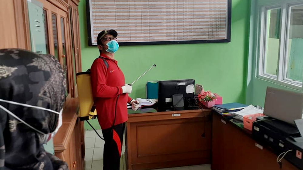 Penyemprotan Disinfektan di Kota Padang