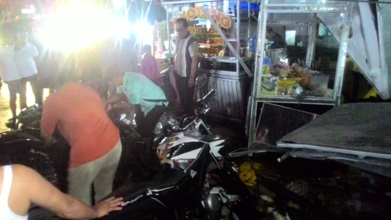 Truk hantam kedai martabak mesir dan 8 kendaraan di Padang