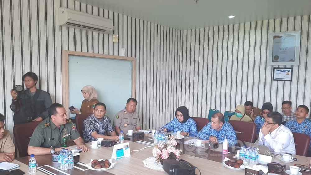 Wagub Sumbar Nasrul Abit memimpin rapat kesiapsiagaan antisipasi penyebaran virus corona di Rumah Sakit Unand Padang, Selasa (17/3/2020). (Foto: Rahmadi)
