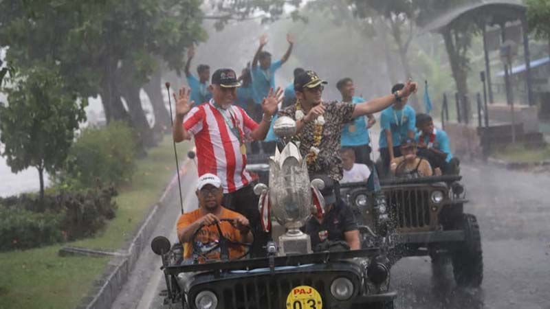 Tim PSP U-15 diarak oleh wali kota Padang dengan membawa Piala Soeratin