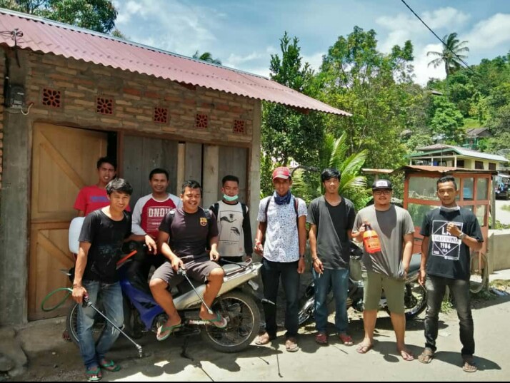 Pemuda Padang Langgo Tanah Datar Semburkan Disinfektan ke Rumah Warga