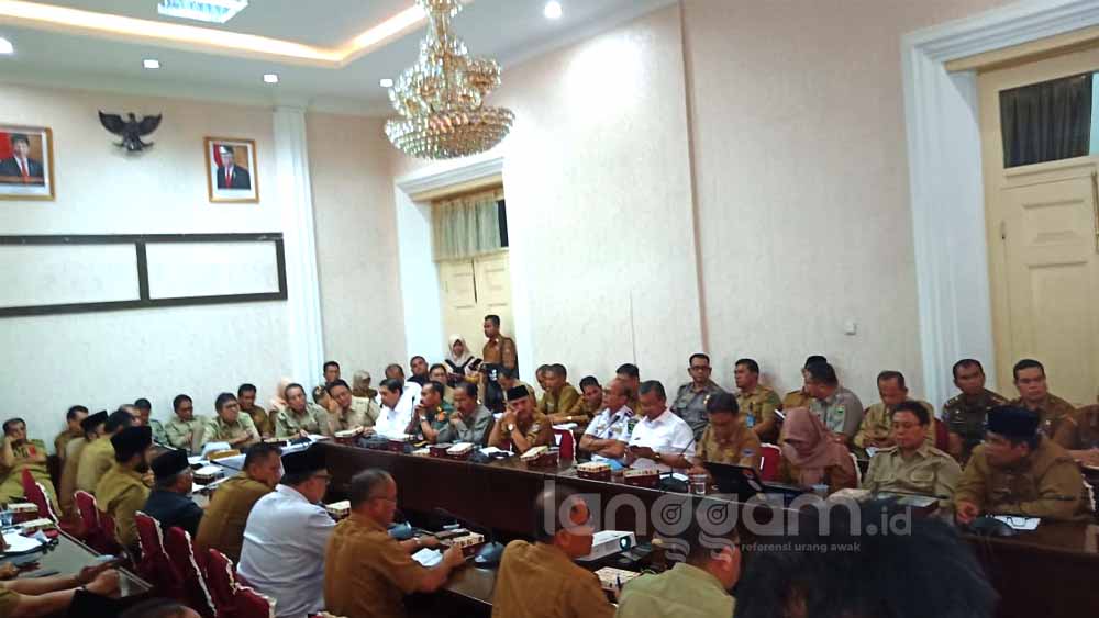 Gubernur Sumbar Irwan Prayitno memimpin rapat penangaanan corona dengan bupati dan wali kota di Istana Gubernur Sumbar