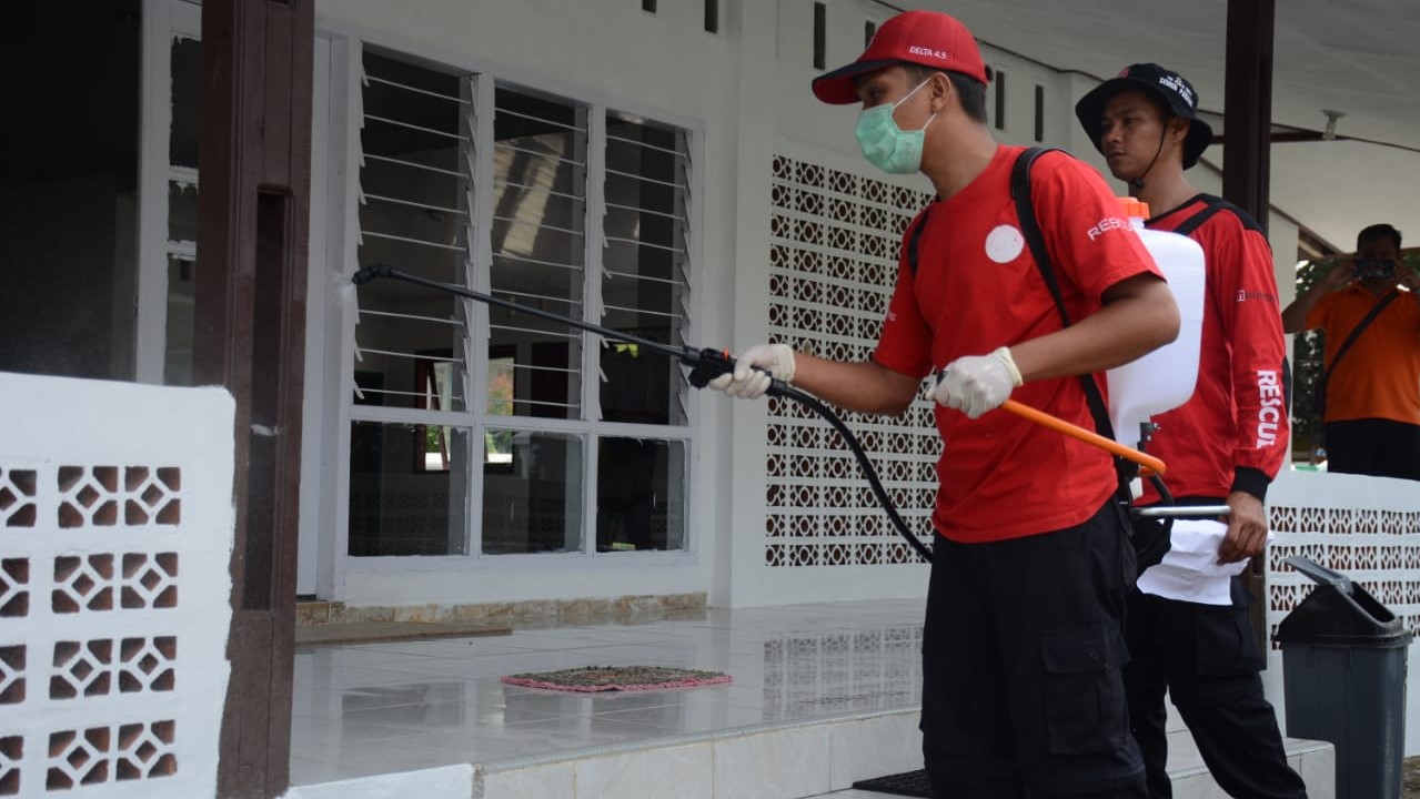 Semen Padang Lakukan Penyemprotan Disinfektan di 145 Titik Fasum Lubuk Kilangan