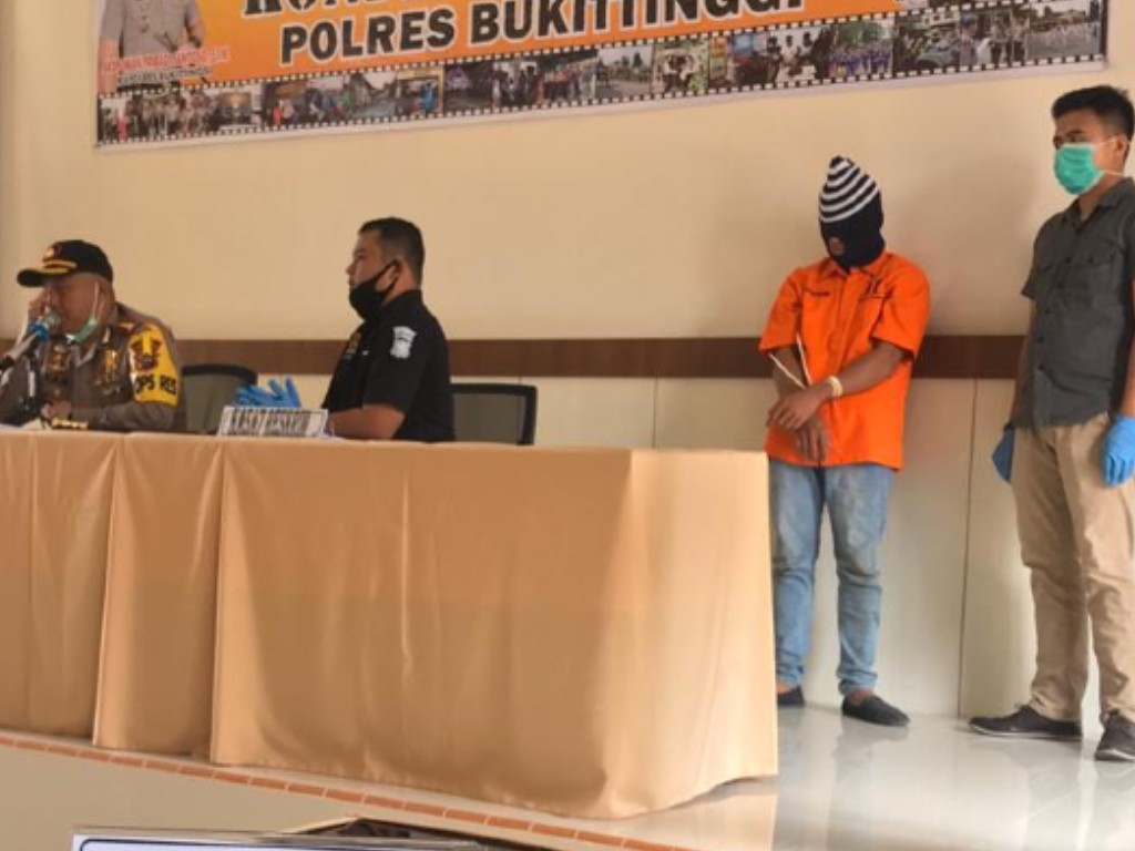 Tersangka dugaan pembunuhan di salah satu rumah makan di Kota Bukittinggi. (Foto: Istimewa)