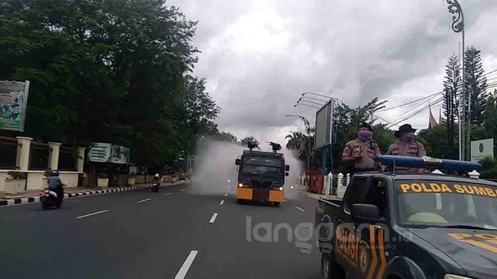 Polda Sumbar Kerahkan 2 Water Canon Semprotkan Desinfektan di Jalan Utama Padang