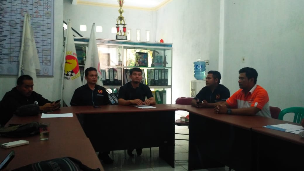 Ketum Koni Solok Selatan Rengga Husada didampingi Waketum II Eko Irawan dan Waketum III Saylendra Fitrianus. (ist)