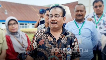 Direktur Rumah Sakit Umum Pusat (RSUP) Dr M Djamil Padang, Yusirwan mencek Virus Corona di RSUP Padang