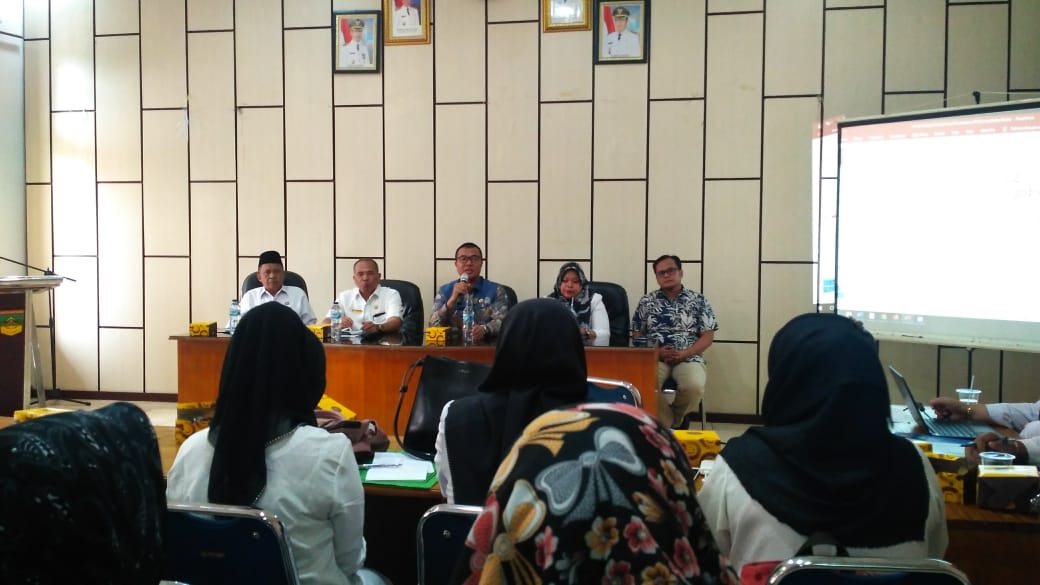 Plt Bupati Solsel Abdul Rahman memberikan masukan saat penyusunan SOP penanganan virus corona. (ist)