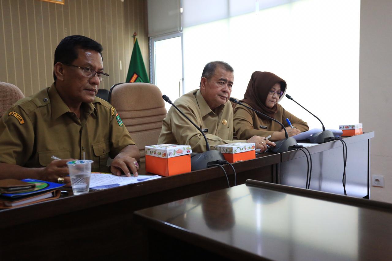 Wakli Gubernur Sumbar Nasrul Abit saat memimpin rapat antisipasi corona masuk Sumbar