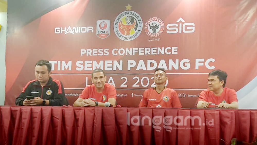 Manajer Semen Padang FC Effendi Syaputra, Pelatih Kepala Eduardo Almeida, Pemain Ricky Akbar Ohorella, dan CEO PT KSSP Hasfi Rafiq (kiri-kanan), saat jumpa pers peluncuran skuad Semen Padang FC musim 2020. (Foto: Rahmadi)