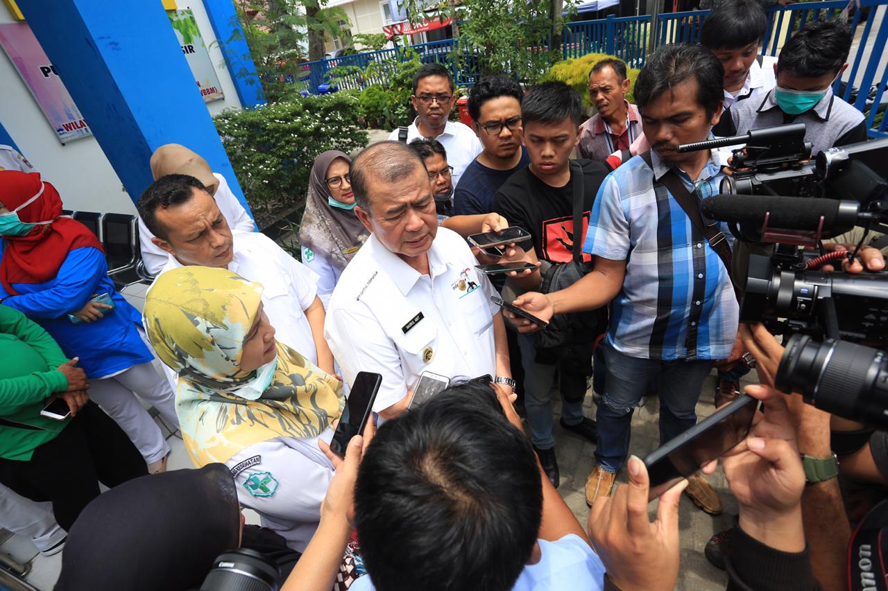 Wakil Gubernur Sumbar Nasrul Abit usai menggelar rapat soal penanganan corona di Dinkes Sumbar