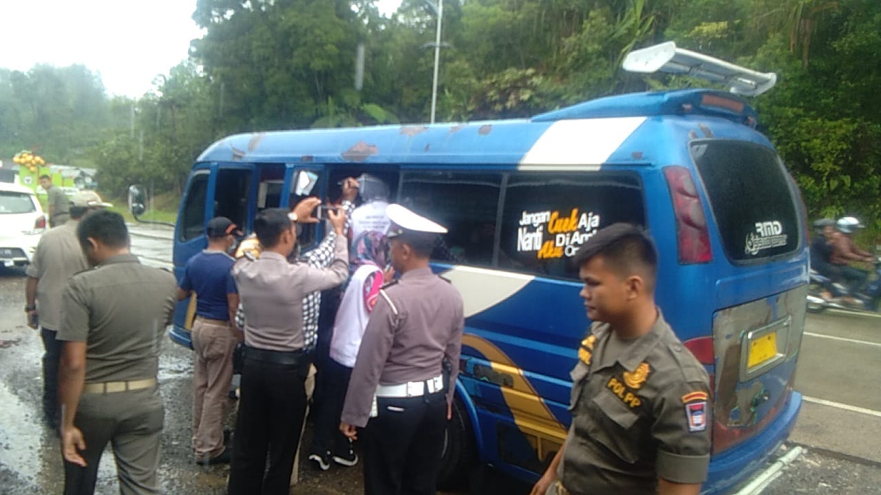 Satgas Covid-19 Padang memeriksa penumpang di perbatasan Kota Padang