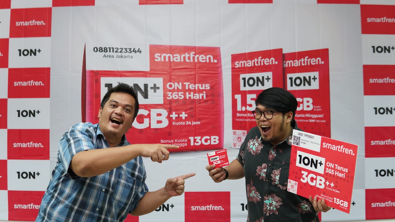 Regional Head Northern Sumatera Smartfren,Jefry Batubara dan Jefrie, Manager Brand Activition memegang kartu perdana baru 1ON+