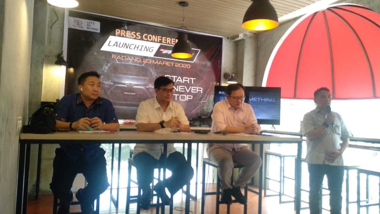 Branch Manager Auto 2000 Khatib Sulaiman, Nur Imansyah Tara bersama Branch Manager Intercom, Tjen Immanuel serta Branch Manager Auto 2000 By Pass, Cevanno memberikan keterangan dalam peluncuran New Agya. (Foto: Irwanda)