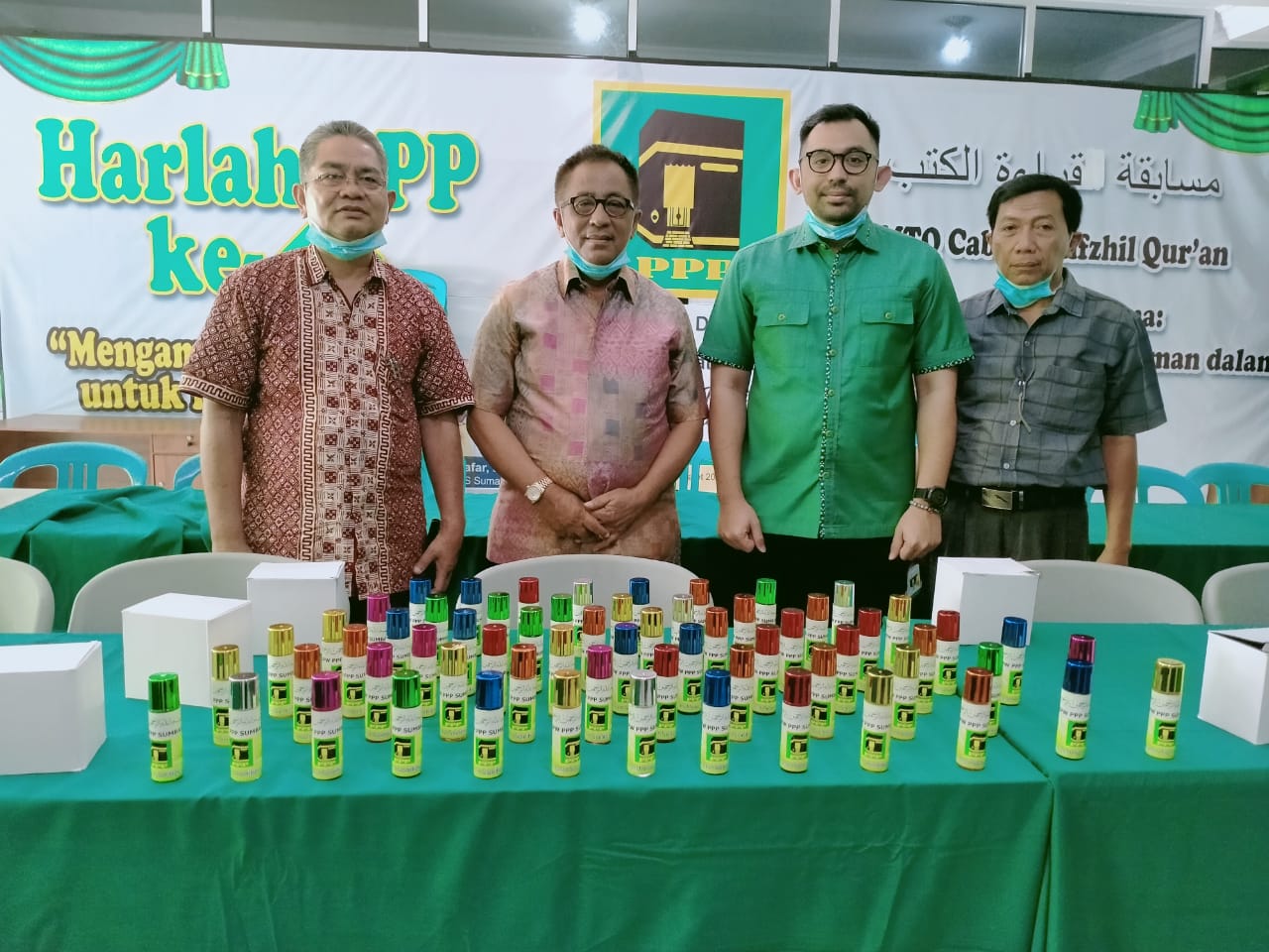 PPP Sumbar bagi-bagi hand sanitizer untuk warga Padang