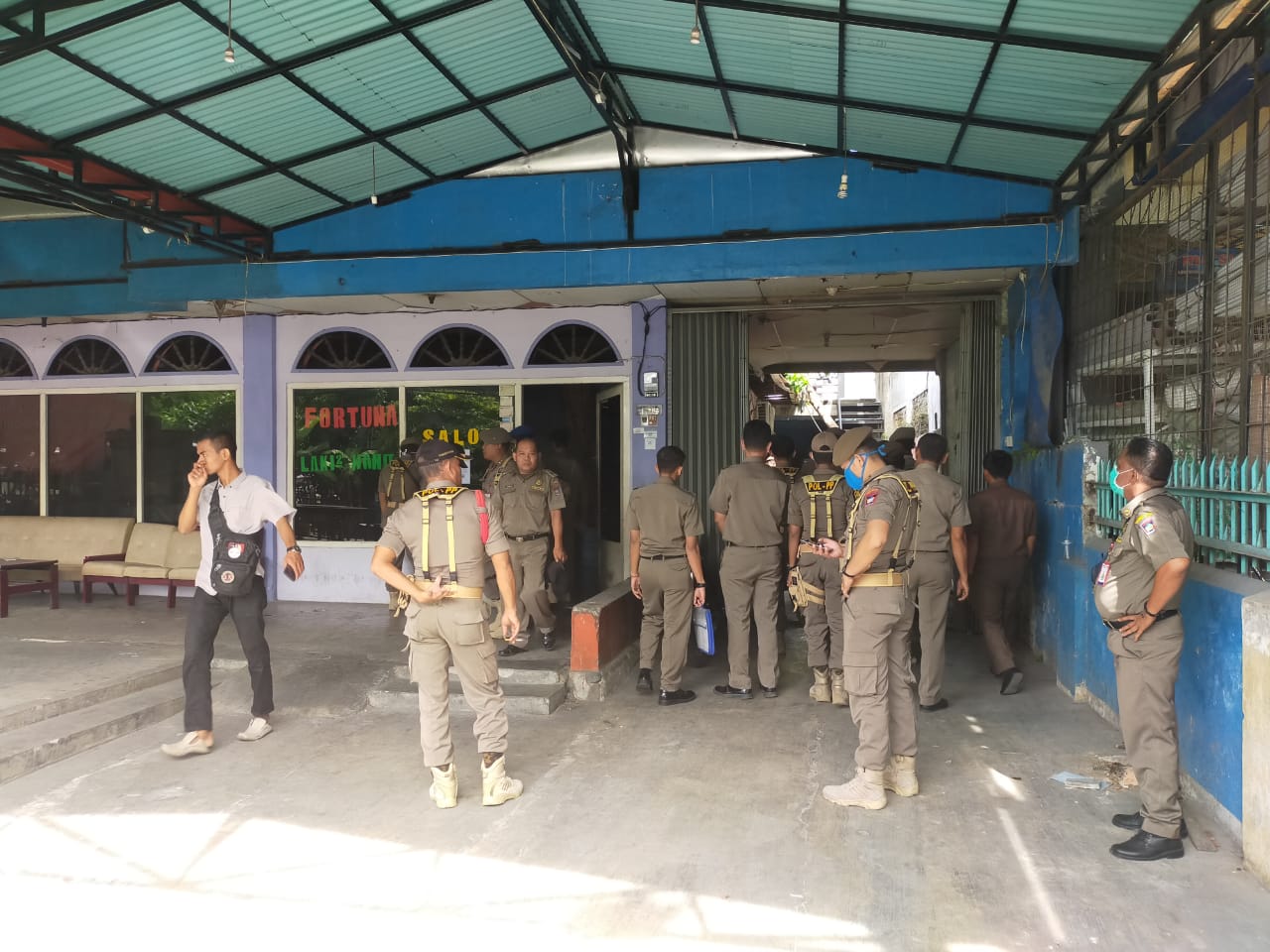 Satpol PP Padang saat merazia indekos di Padang