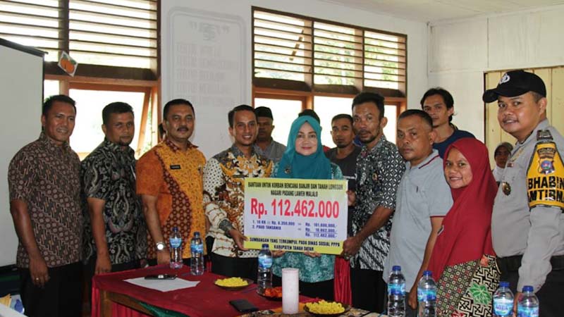 Korban Banjir Bandang Malalo Terima Bantuan