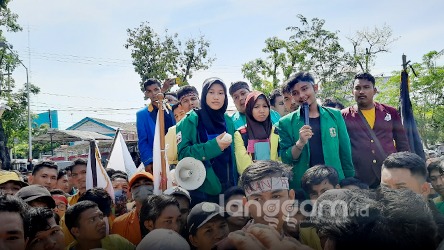 Mahasiswa demo tolak RRU Omnibus Law di DPRD Sumbar
