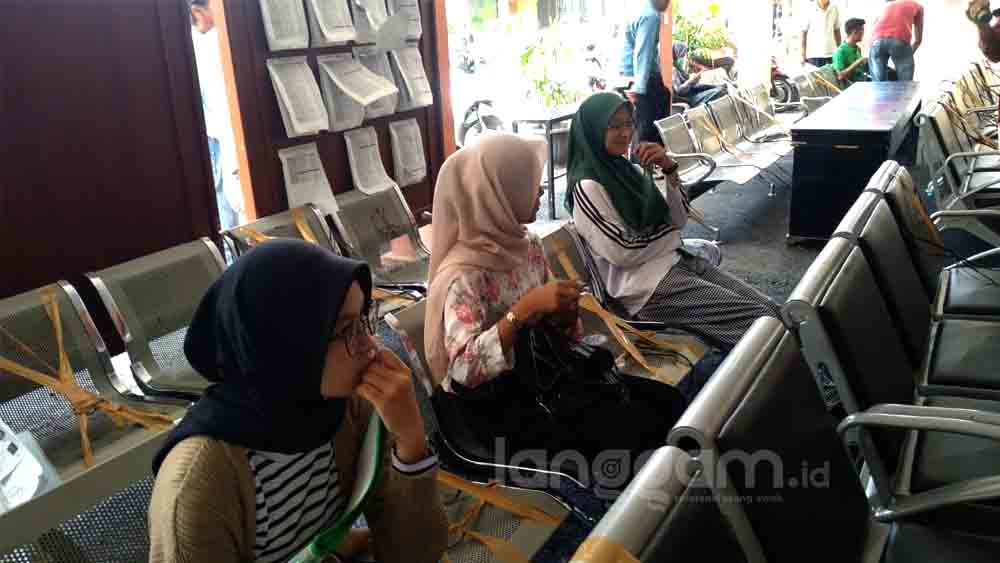 Pelayanan di Disdukcapil Padang menerapkan jaga jarak