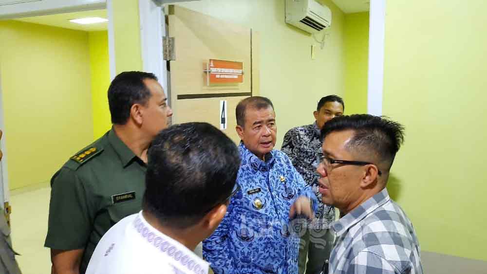Wakil Gubernur Sumbar Nasrul Abit memantau persiapan RS Unand menjadi rumah sakit rujukan pasien terpapar corona. (Foto: Rahmadi)