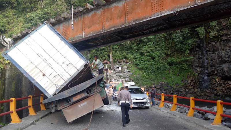 Truk Tersangkut di Kolong Rel Lembah Anai, Jalur Padang-Bukittinggi Terganggu