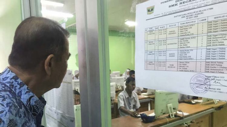 Wagub Nasrul Abit meninjau pelaksanaan UNBK di SMK 1 Padang. (Foto: Humas Pemprov Sumbar)