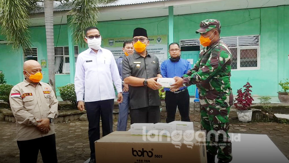 TNI Bantu 150 Unit APD untuk Petugas Medis di Pasaman Barat