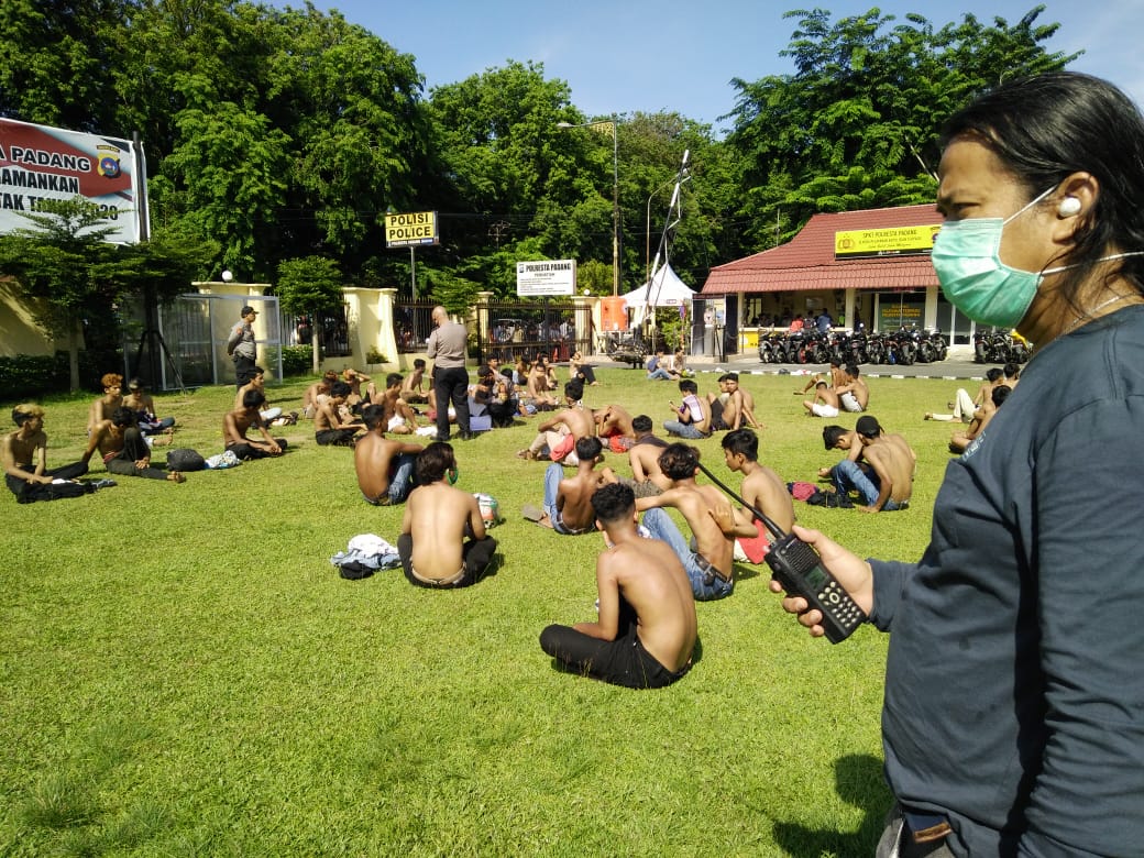 Puluhan remaja saat diamankan di Mapolresta Padang. (Foto: Dok.Polresta Padang)