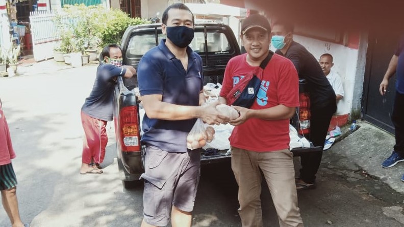 Tokoh Milenial Audy Joinaldy Berbagi Sembako Kepada Tetangga