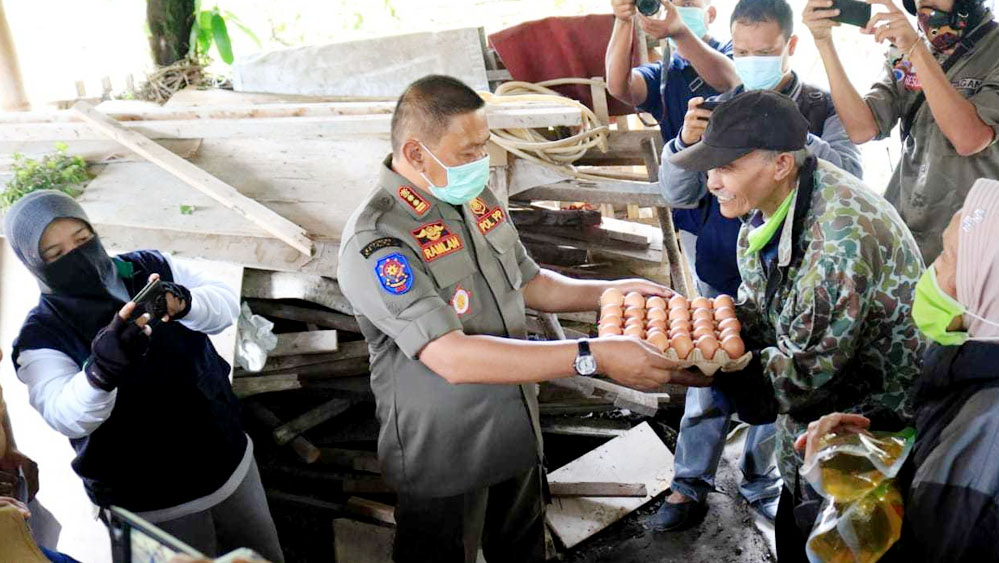 Pemko Serahkan Bantuan untuk 19.583 Warga Miskin Terdampak Covid-19 di Bukittinggi
