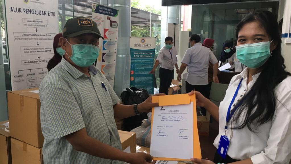 LaNyalla Academia Serahkan Bantuan APD dan Masker ke RS Unair