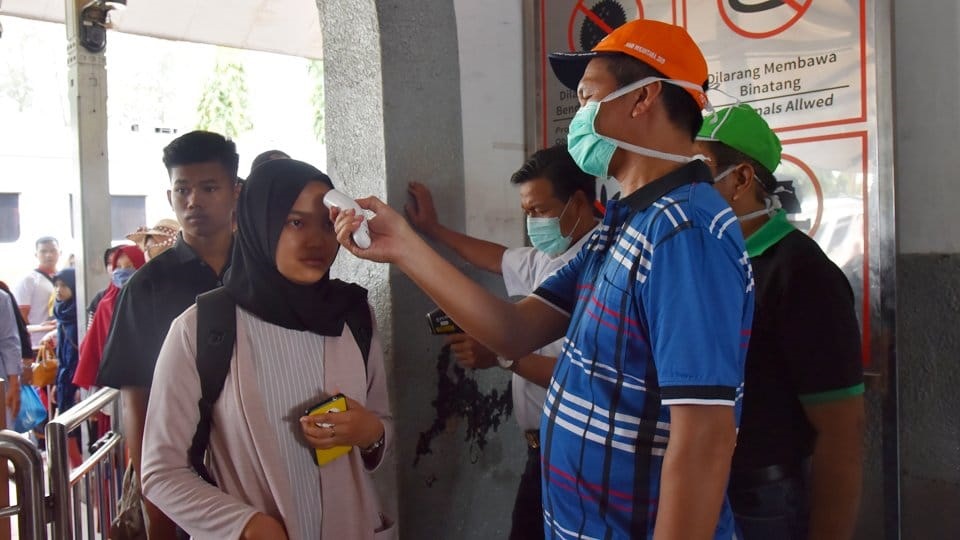 Antisipasi Covid-19, Genius Turun Cek Suhu Tubuh Penumpang KA