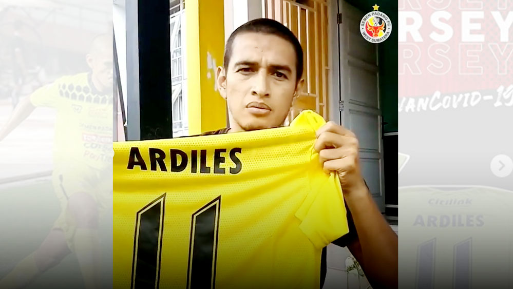 Jersey Hengki Ardiles Terjual Rp2 Juta