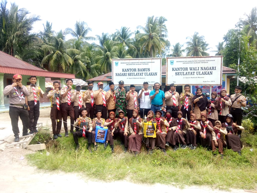 Antisipasi Corona, Syafrial Amir dan Anggota Pramuka Ulakan Tapakis Semprotkan Desinfektan