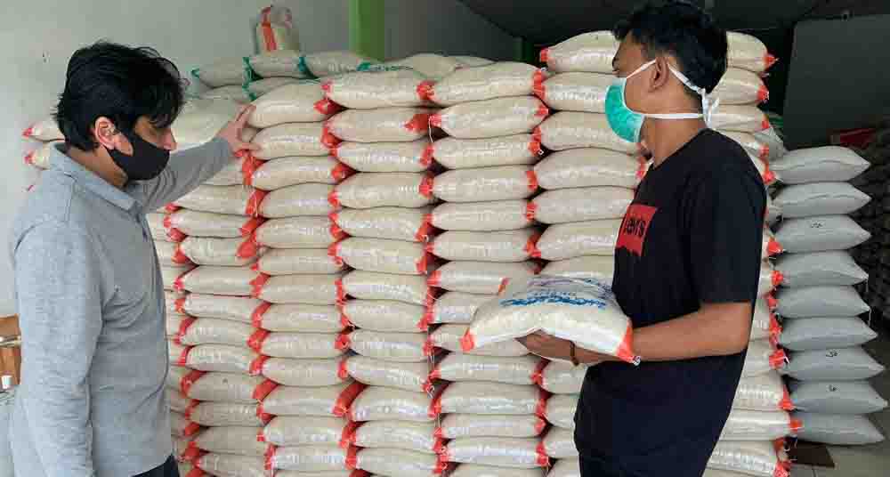 Irjen Pol Fakhrizal Bagikan 10 Ton Beras pada Warga Padang Terdampak Corona