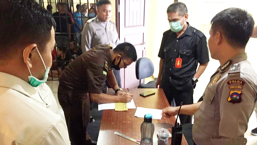 Tersangka Dugaan Korupsi Pembangunan Tribun Lapangan Merdeka Kota Solok Ditahan