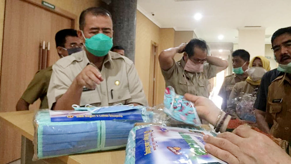 SMK dan SMA di Sumbar Serahkan Bantuan 128.500 Masker Kain ke Pemerintah