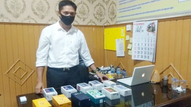 Kasat Reskrim Polresta Padang, Kompol Rico Fernanda memperlihatkan barang bukti handphone hasil curian pelaku (Foto: Istimewa)