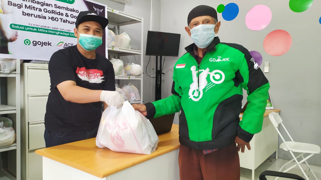 ACT dan Gojek Padang Santuni Driver Ojol Lansia dengan Paket Pangan