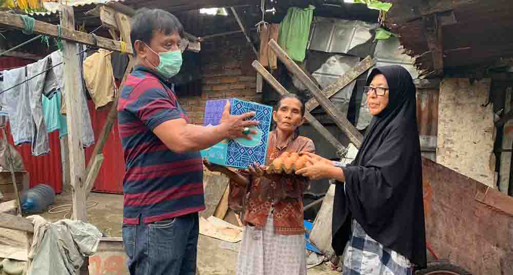 Irjen Pol Fakhrizal Bagikan 2.500 Paket Sembako pada Warga Terdampak Corona