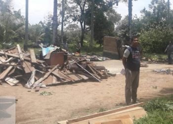 Salah satu rumah semi permanen yang hancur diterjang angin puting beliung di Pesisir Selatan. (Foto: BPBD Pesisir Selatan)
