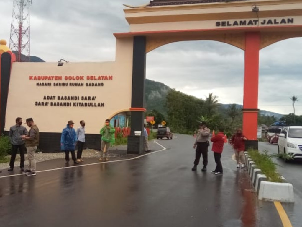 Perbatasan Solok Selatan yang kini dijaga ketat tim Gugus Tugas Penanganan Covid-19 Solok Selatan. (Istimewa)