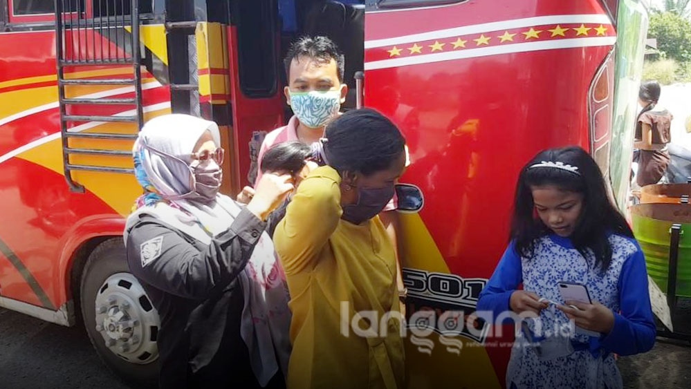 Wartawan di Pasaman Barat Bagikan Masker ke Masyarakat
